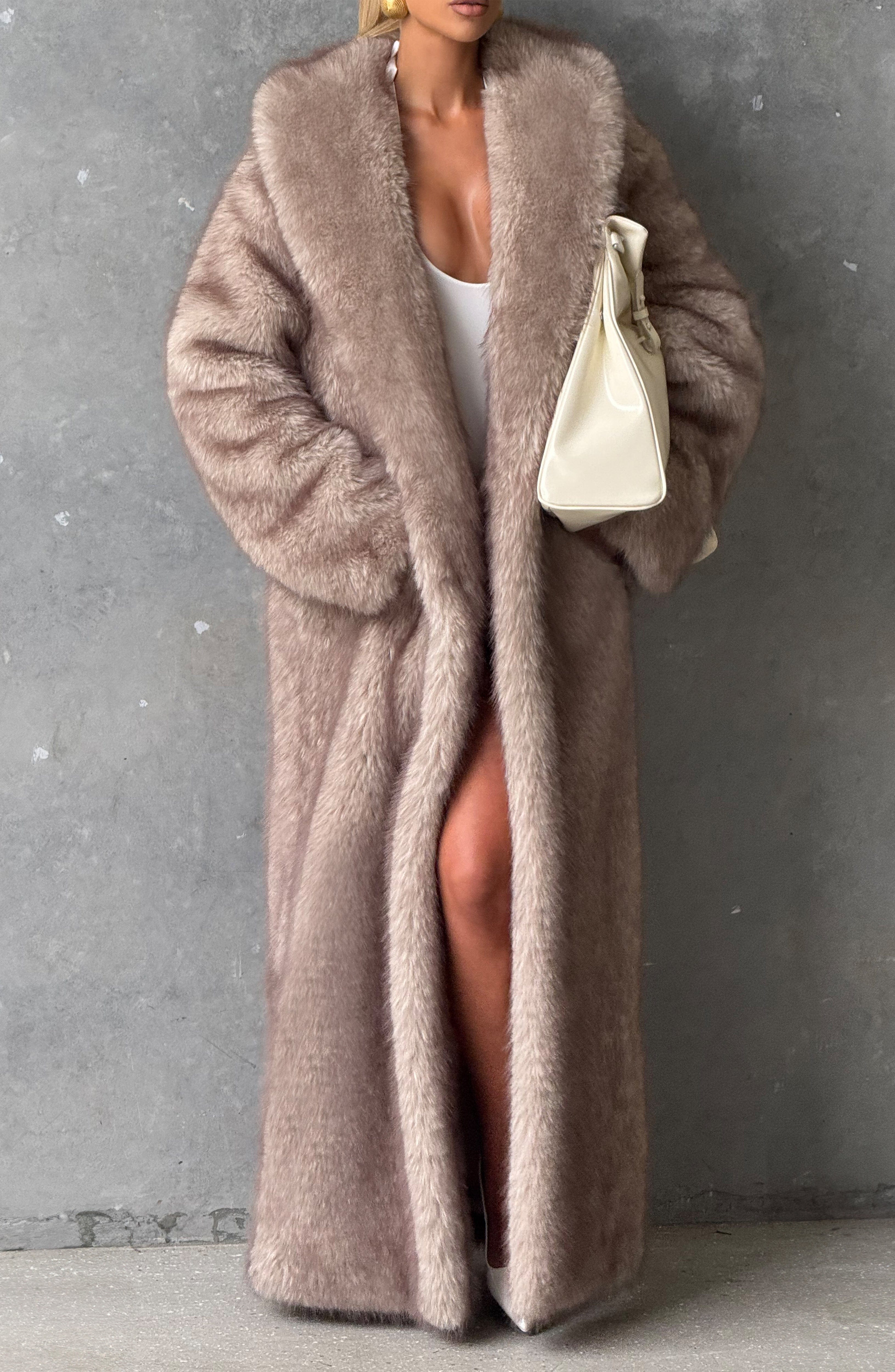 Inés - Cappotto Lungo in Eco-Pelliccia Beige