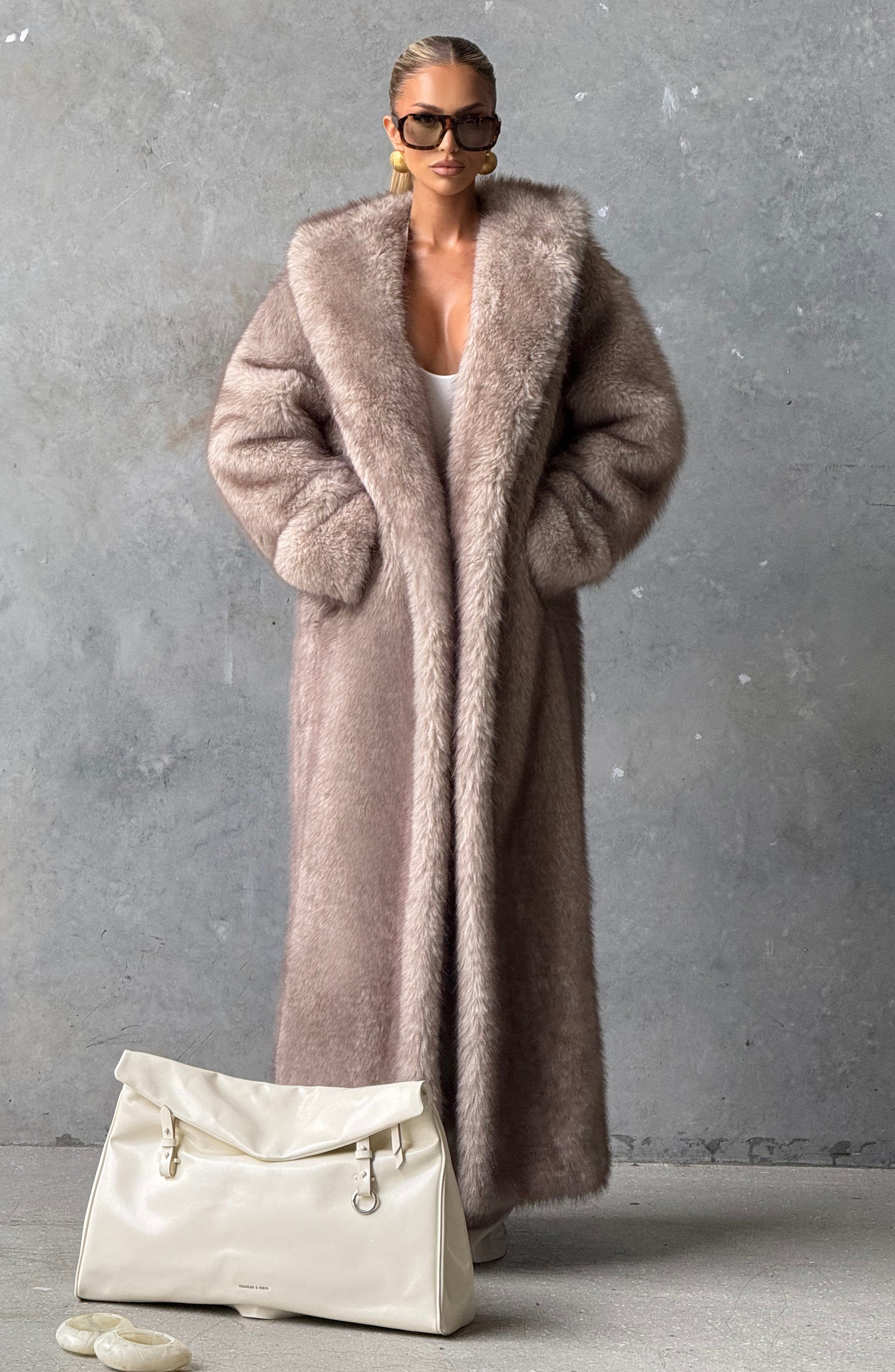 Inés - Cappotto Lungo in Eco-Pelliccia Beige