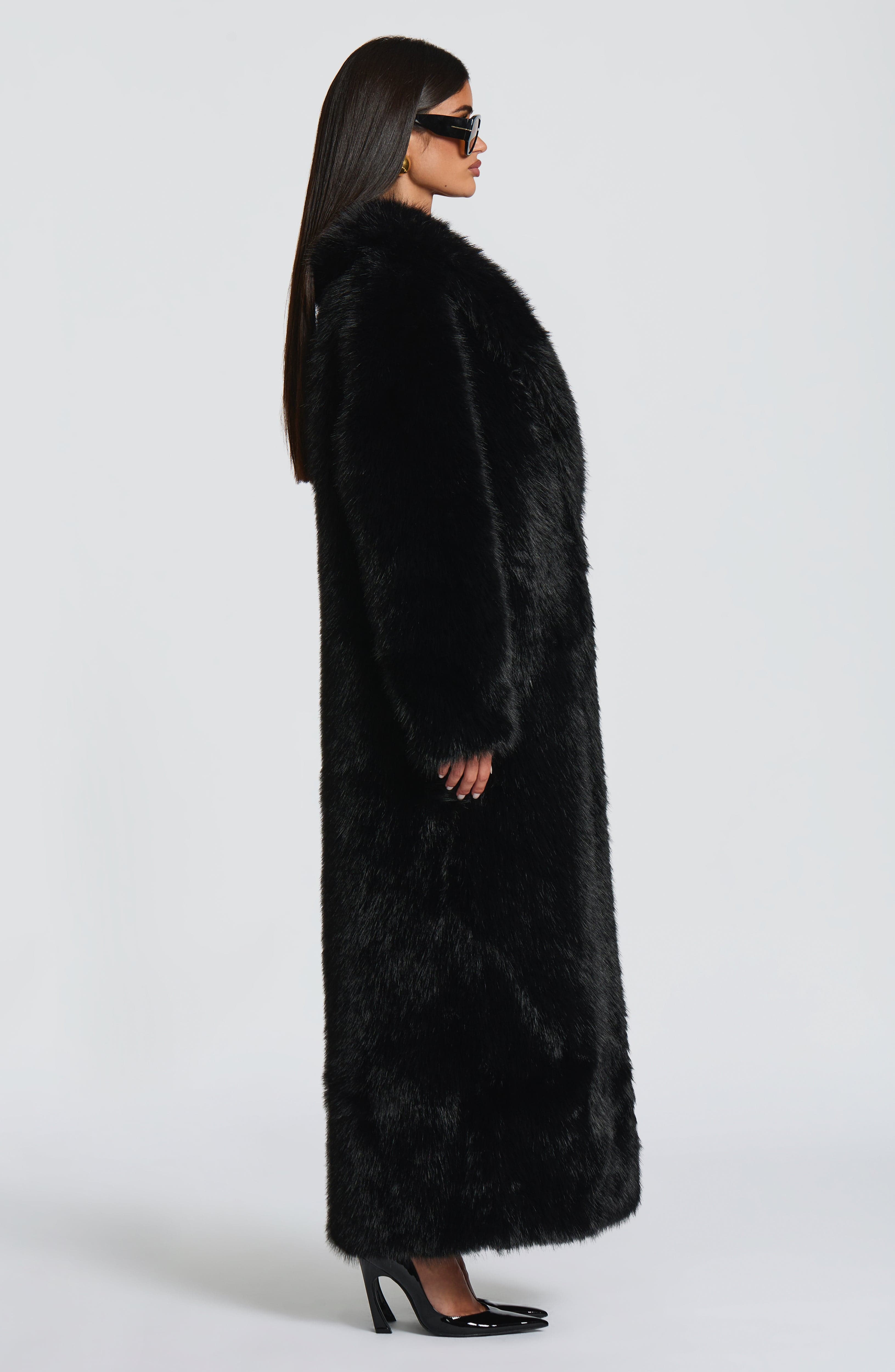Valentina - Cappotto Lungo in Eco-Pelliccia