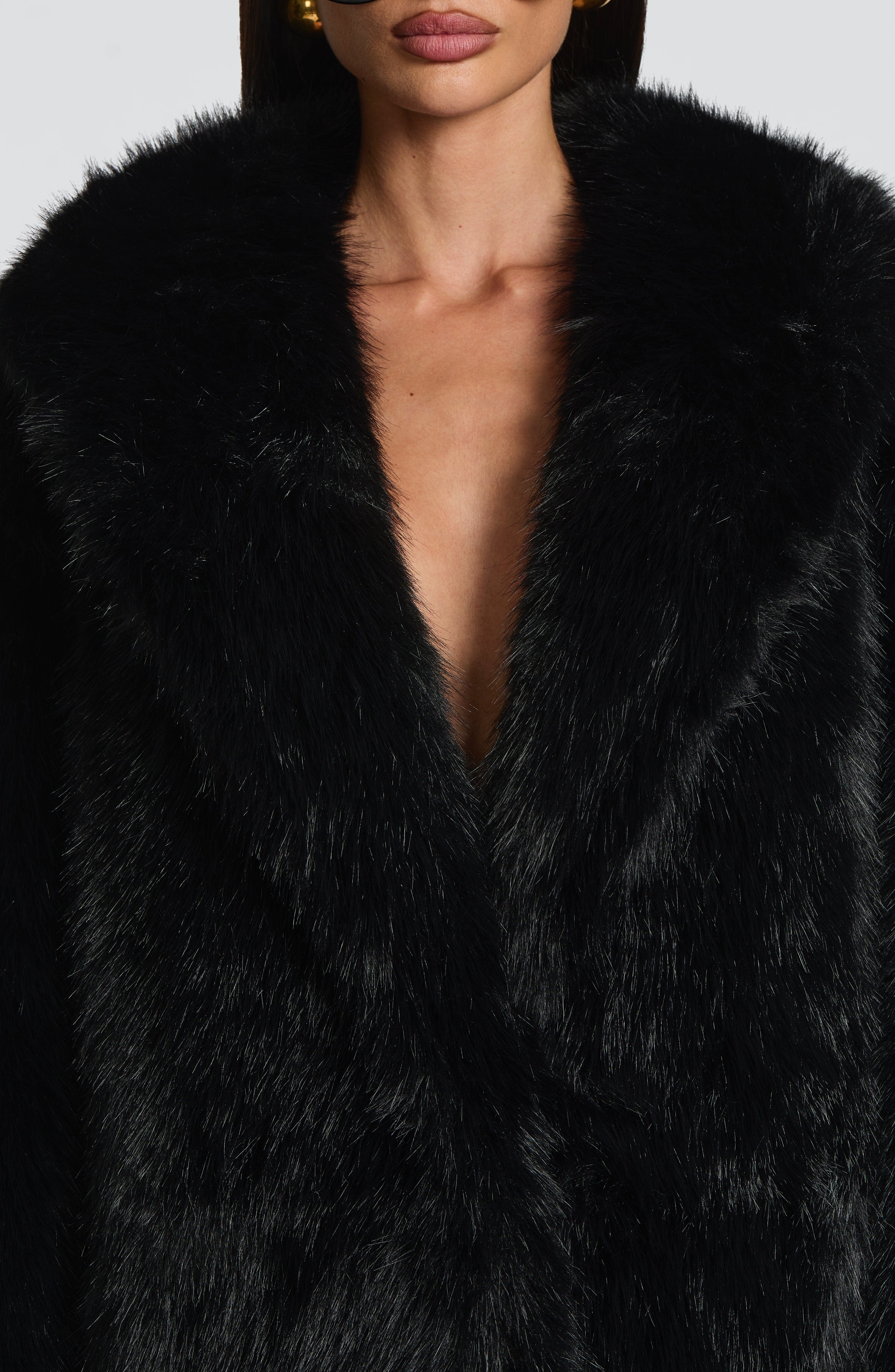 Valentina - Cappotto Lungo in Eco-Pelliccia